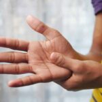 Main droite qui gratte : que signifie ce signe lié à l&rsquo;argent ?