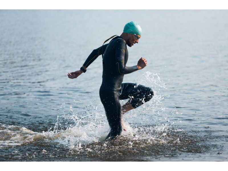 découvrez comment choisir la meilleure combinaison néoprène pour triathlon en 2026, alliant performance et confort pour optimiser vos performances en eau libre.