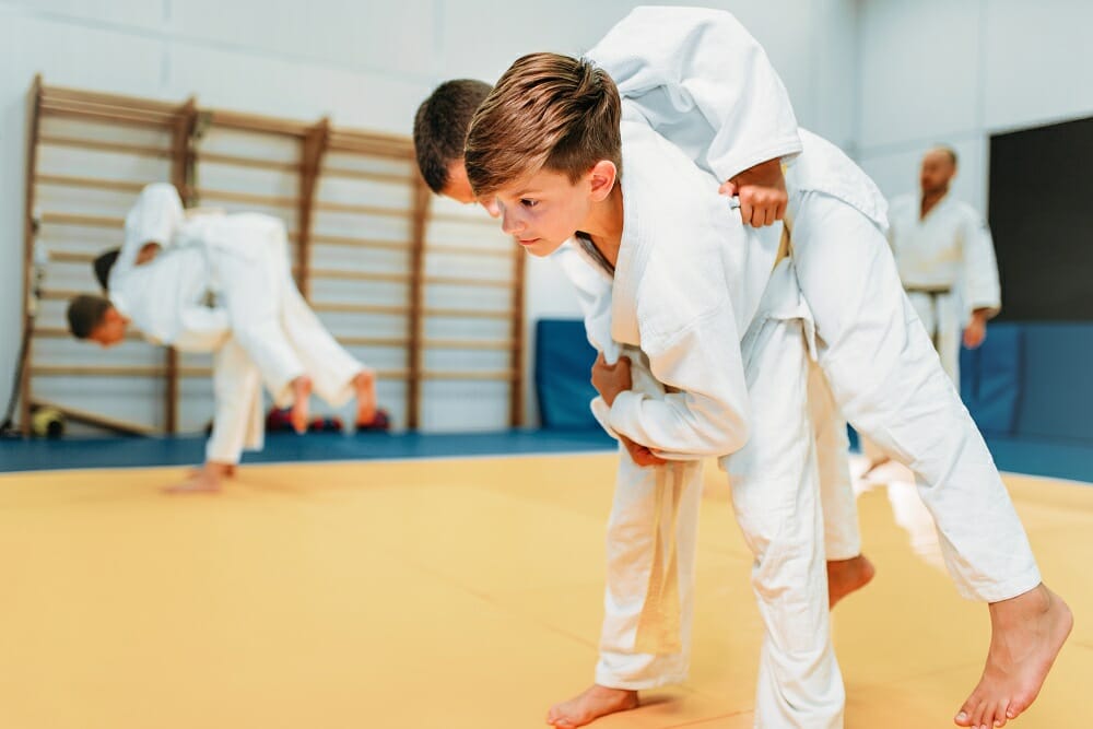 découvrez les techniques essentielles des clés de bras en judo pour contrôler et immobiliser votre adversaire efficacement. apprenez les mouvements clés et améliorez votre pratique du judo.
