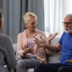 Conflits familiaux autour de la personne âgée : comprendre les causes et solutions