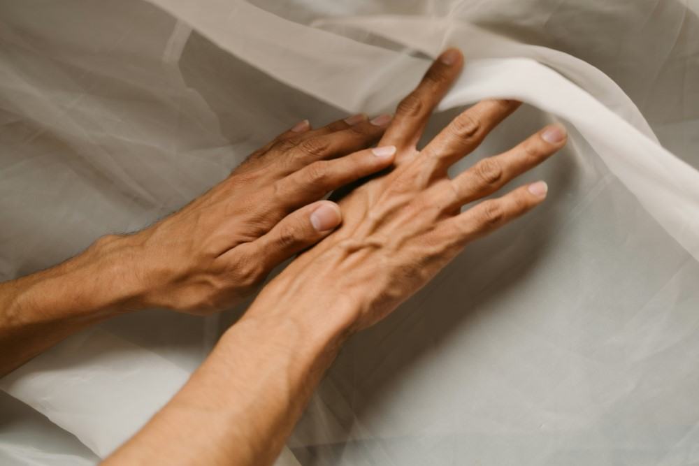 découvrez la signification de la superstition liée au fait de gratter la main gauche et ce que cela présage selon les croyances populaires.