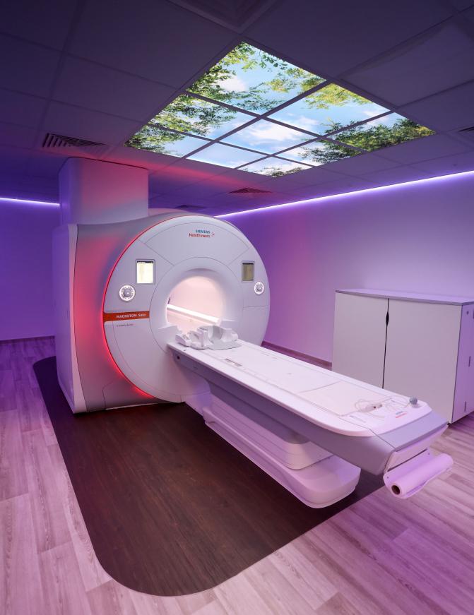 découvrez nos solutions innovantes de scanner pour patients souffrant de claustrophobie, alliant confort et performance pour un examen sans stress.