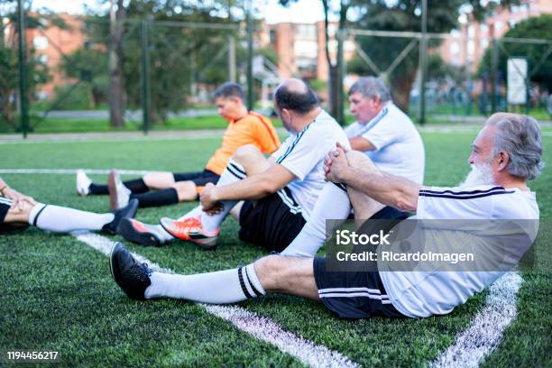 découvrez des exercices de football adaptés aux seniors pour rester actif, renforcer la mobilité et profiter du plaisir du jeu en toute sécurité.