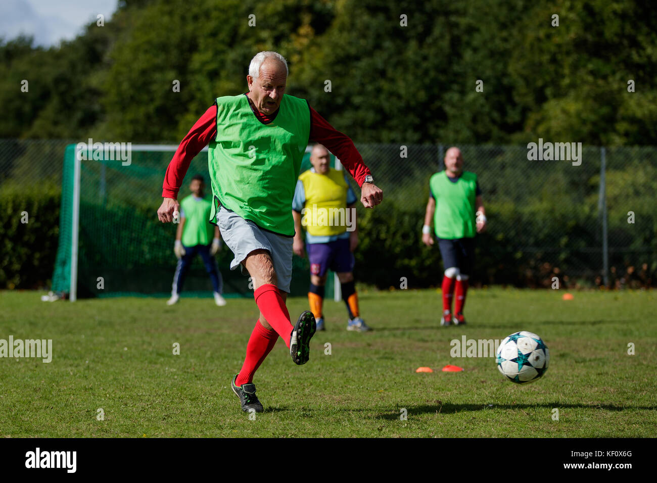 programme d'entraînement de football pour seniors, conçu pour améliorer la technique, l'endurance et la performance sur le terrain.
