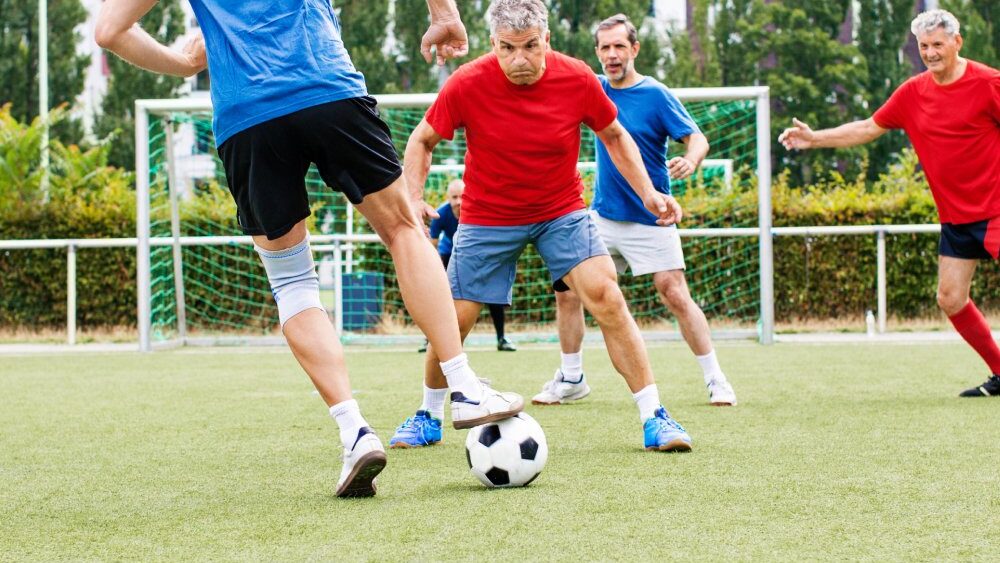 programme d'entraînement de football pour seniors, conçu pour améliorer la performance, la technique et la condition physique des joueurs expérimentés.