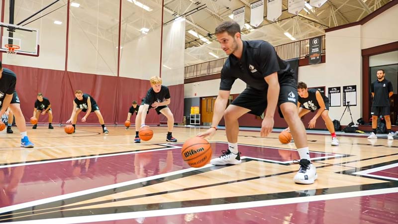 améliorez vos performances au basketball grâce à un entraînement physique ciblé, incluant endurance, force et agilité pour exceller sur le terrain.