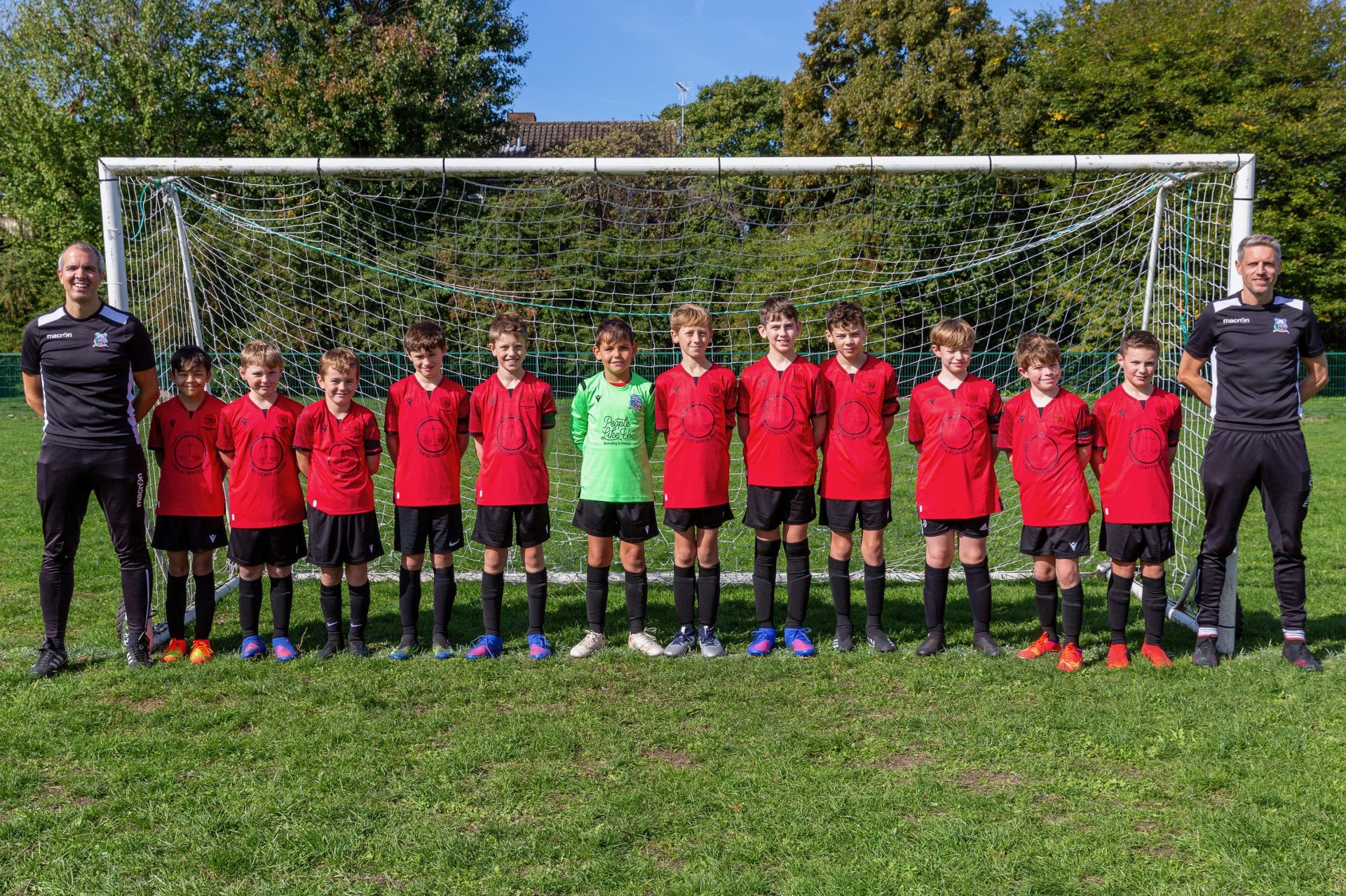 programme d'entraînement de football pour les jeunes de moins de 11 ans, conçu pour développer leurs compétences, leur esprit d'équipe et leur passion du jeu.