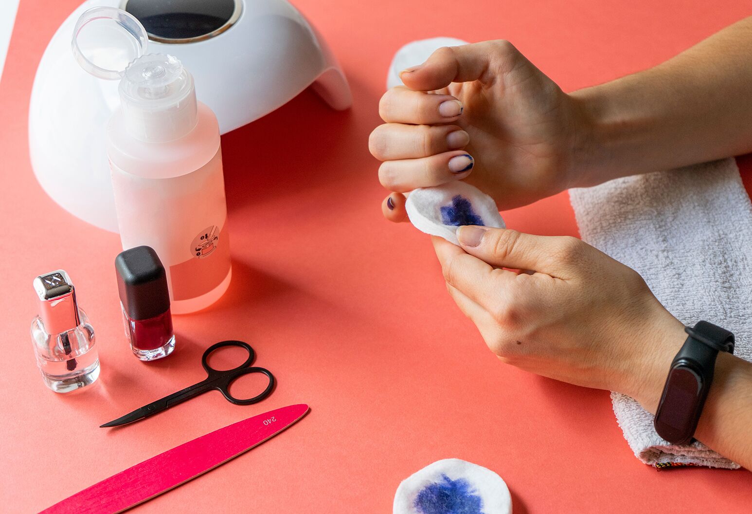 découvrez pourquoi il est important de retirer le vernis à ongles avant une radiographie et comment cela peut affecter la qualité des images médicales.